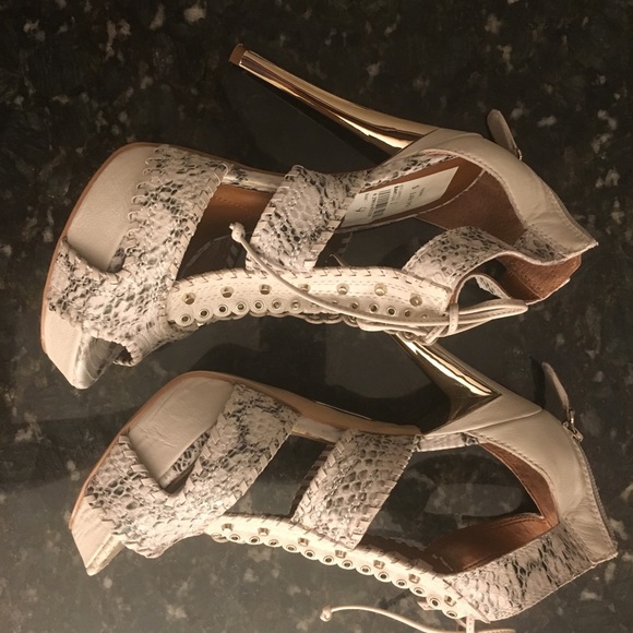 Size 8 Heels - Picture 6 of 7